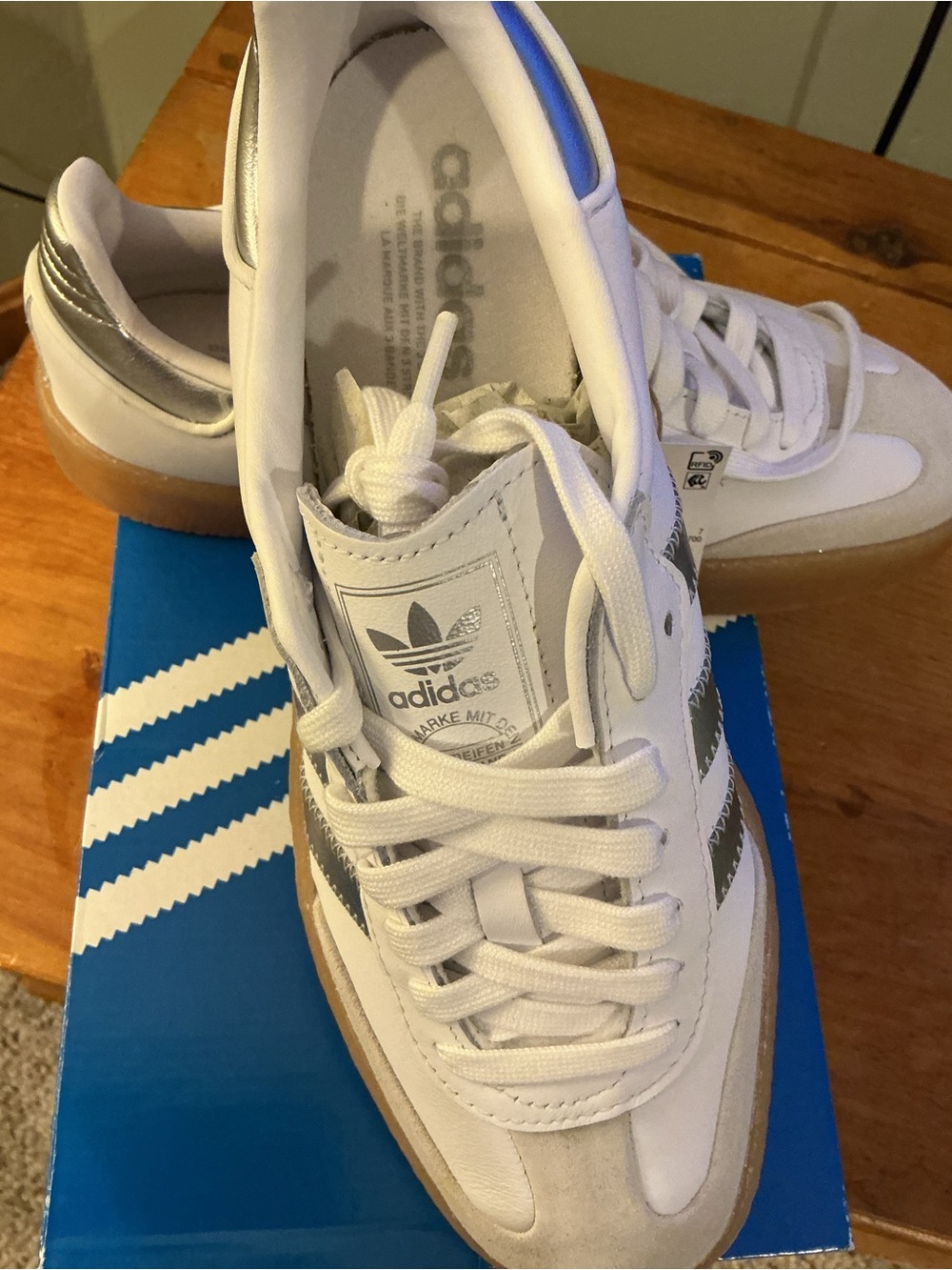 adidas sambe W  Classic White Sneakers and Gum Sole Women’s 8.5 JQ8412 - Picture 6 of 7